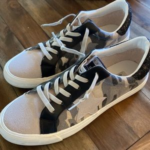 Vintage Havana Camo Gail Star Sneakers - 9.5